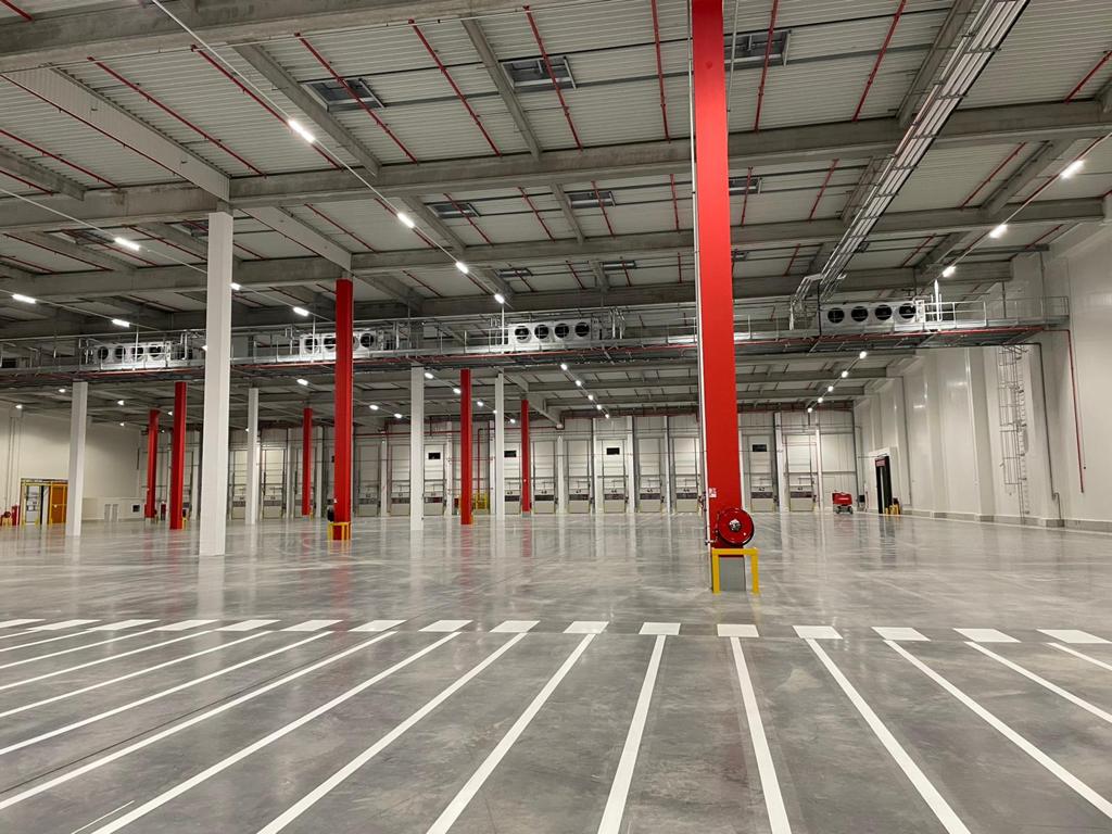 Entrepôt logistique avec éclairage LED